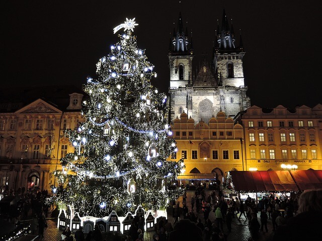 Ziemassvētku tirdziņš un izpušķota egle Prāgā