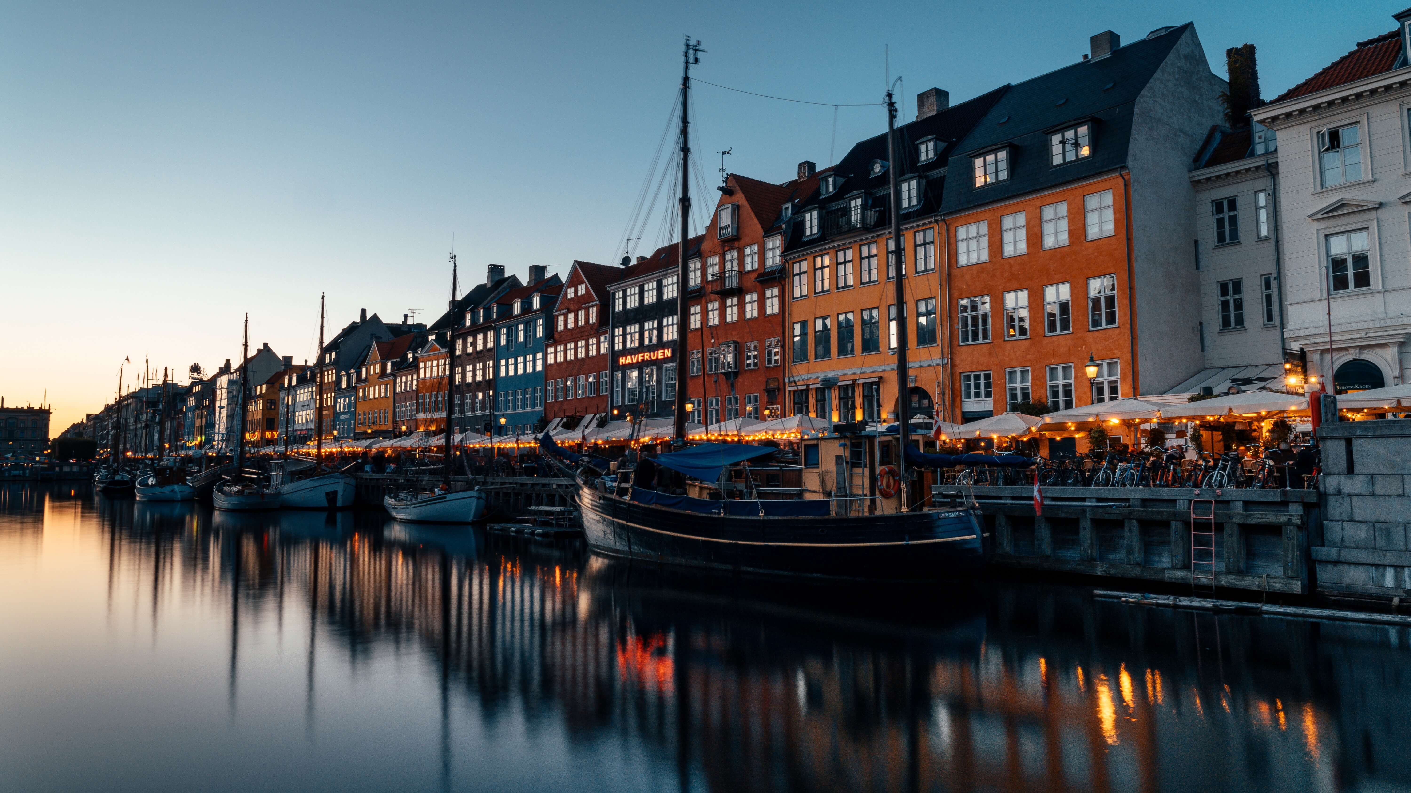 Copengahen Nyhavn promenade