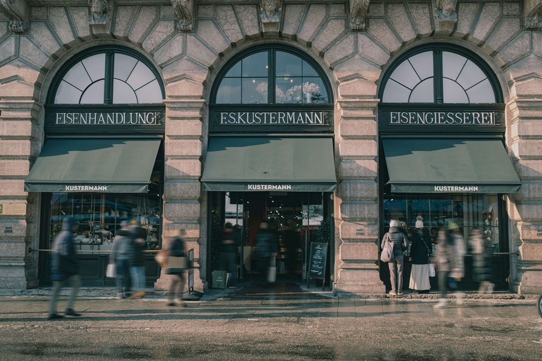 Stikla vitrīnas un ieeja tirgus ēkā