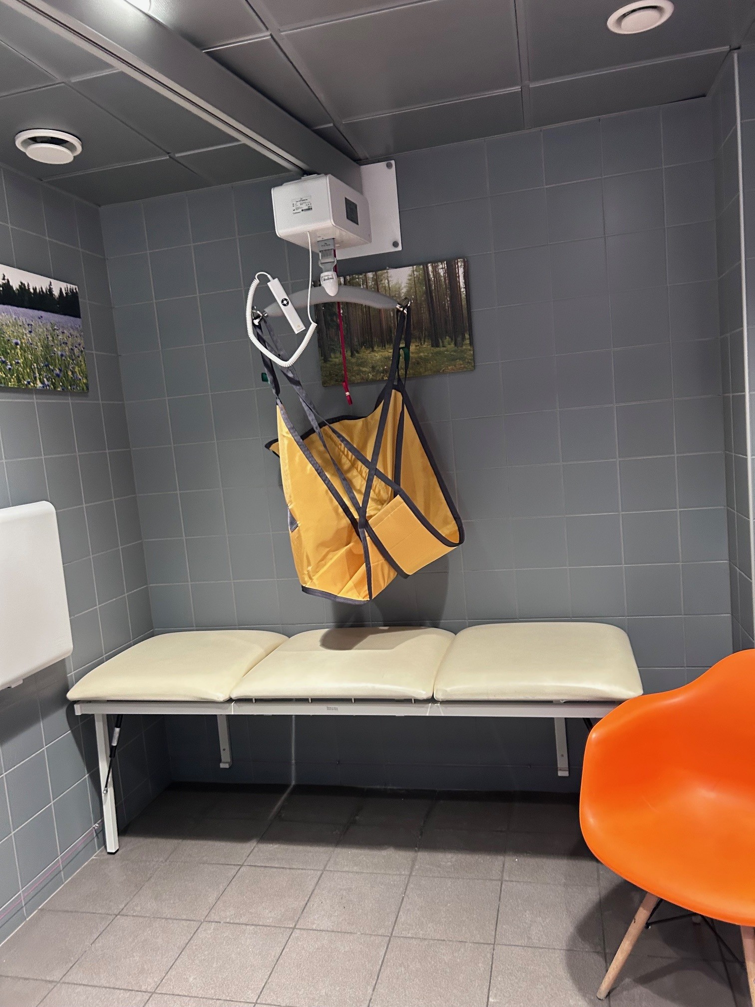 PRM pašaprūpes istaba ar pacēlāju un medicīnisko kušeti Rīgas lidostā.
