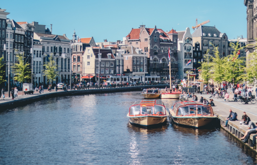 Pilsētas kanāls Amsterdamā ar kuģīšiem