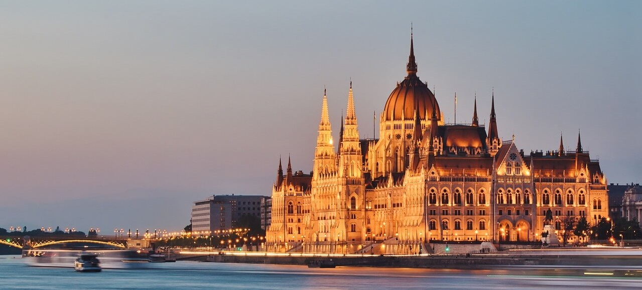 Ungārijas Parlamenta ēka upes krastā