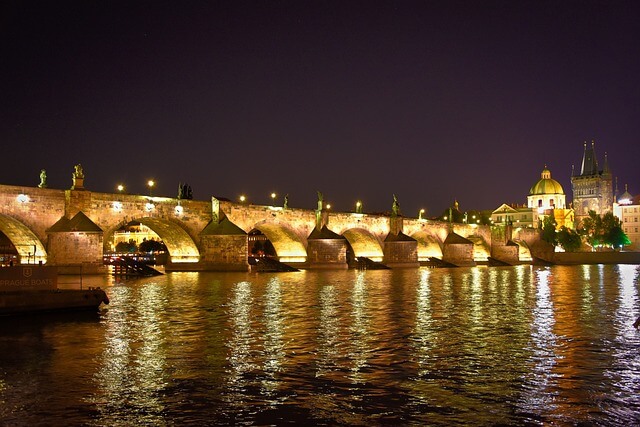 Izgaismots Kārļa tilts Prāgā
